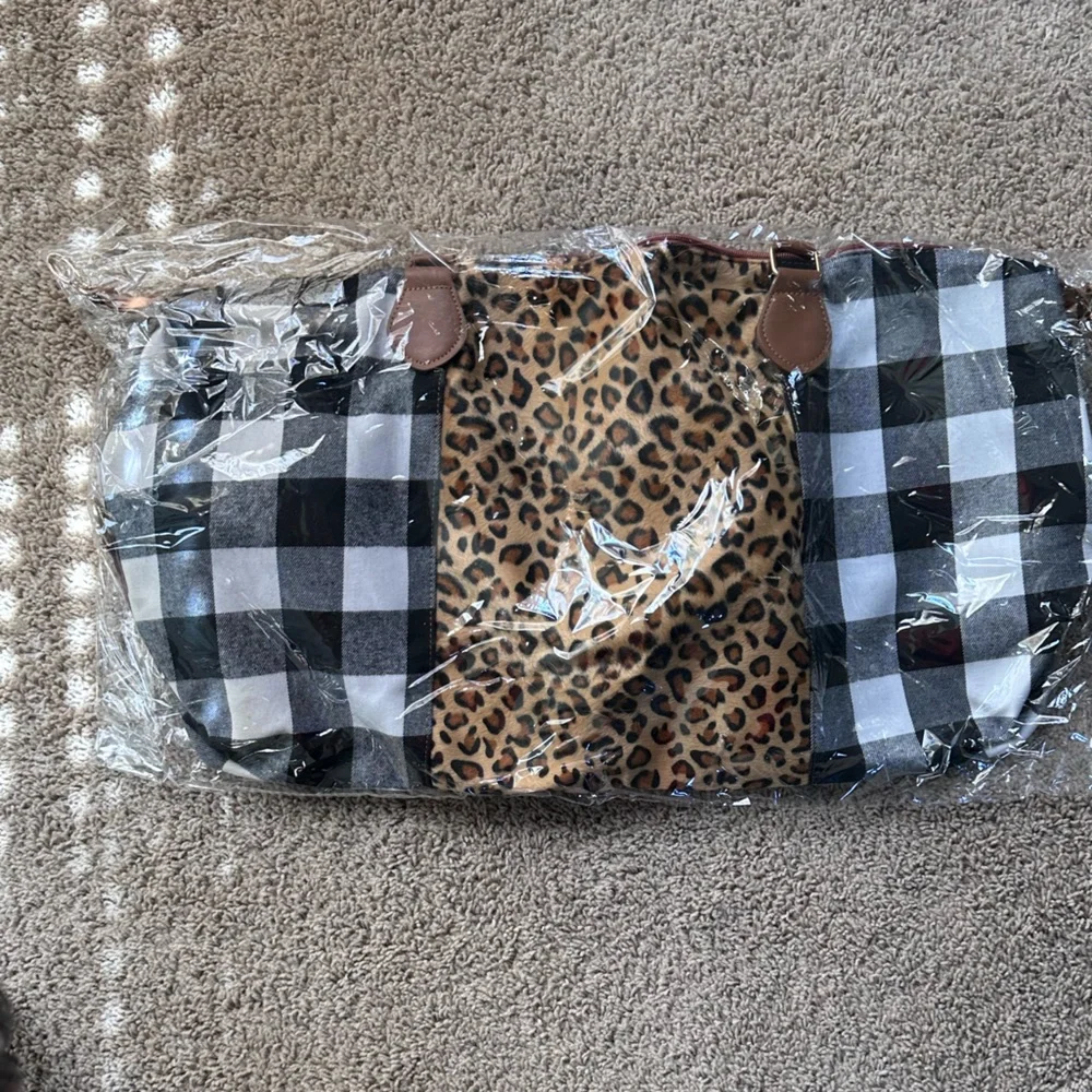 BUFFALO PLAID/ ANIMAL PRINT DUFFEL BAG. - Picture 5 of 6